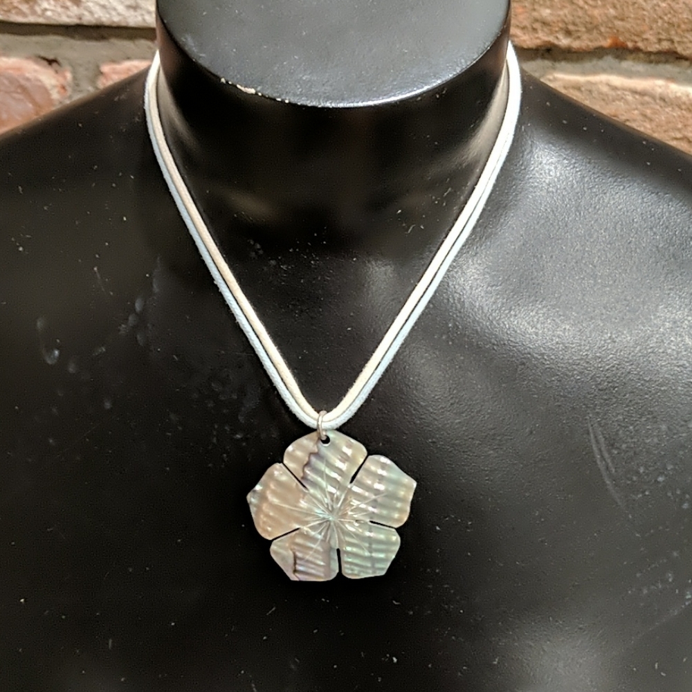 Colorful flower shell pendant and necklace